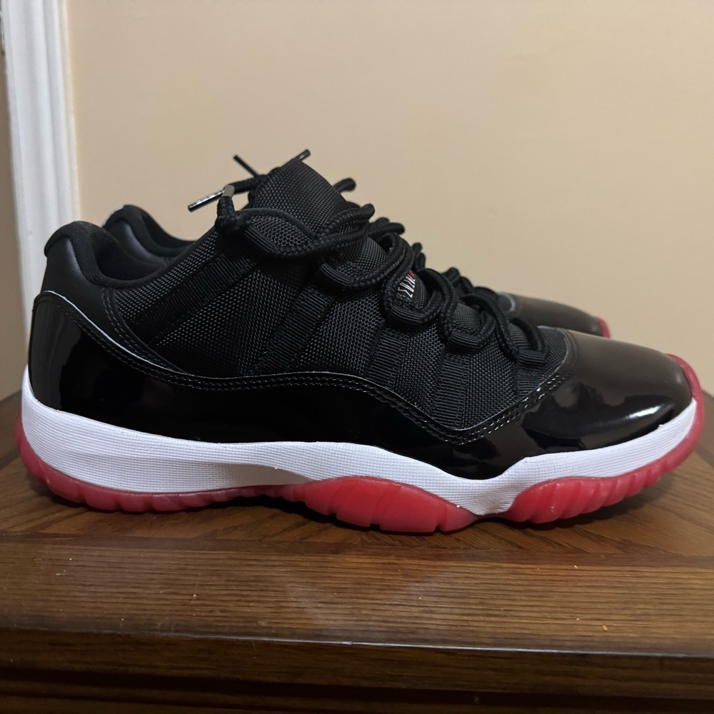 FV5104-006 Air Jordan Retro IV Bred Black and Red Athletic Shoes Size 10.5